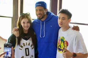 赵继伟妻子晒与哈利伯顿的合照：💙在印第安纳的我们图片